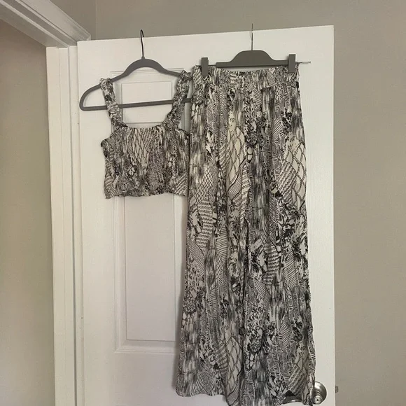 Black and White Patterned Two-Piece Outfit - Picture 5 of 5